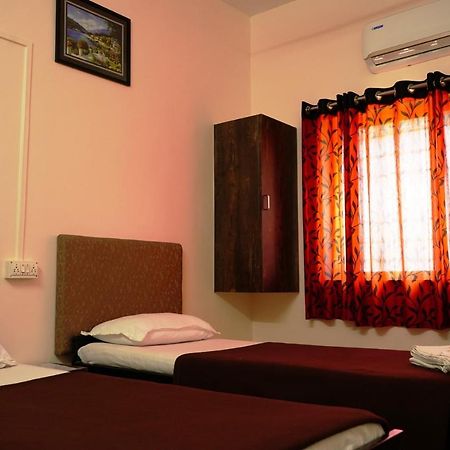 Yuvraj Lodge Osmanabad Exterior foto