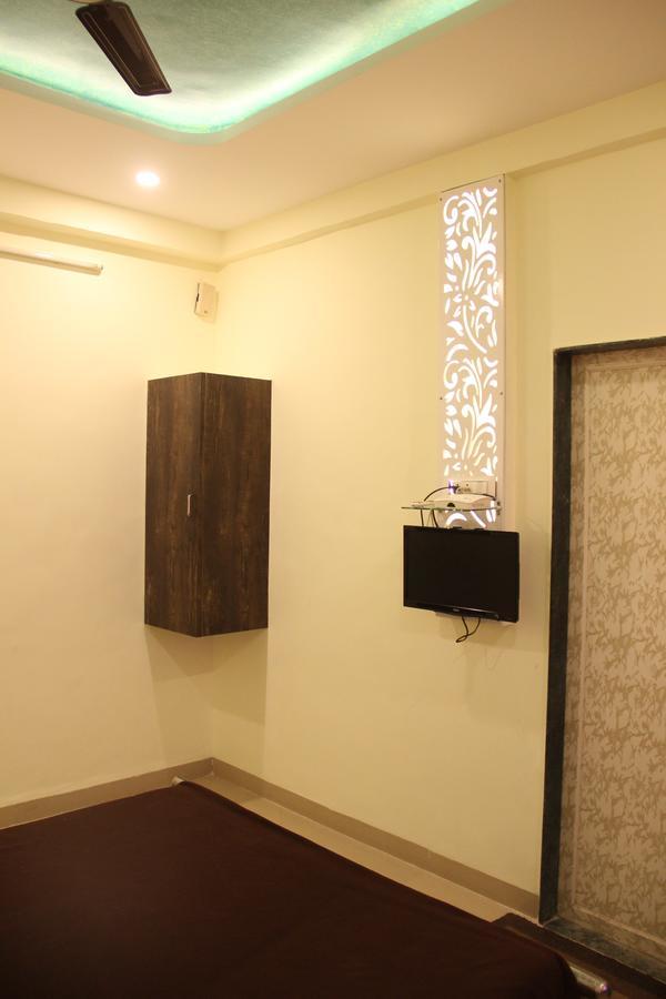 Yuvraj Lodge Osmanabad Exterior foto